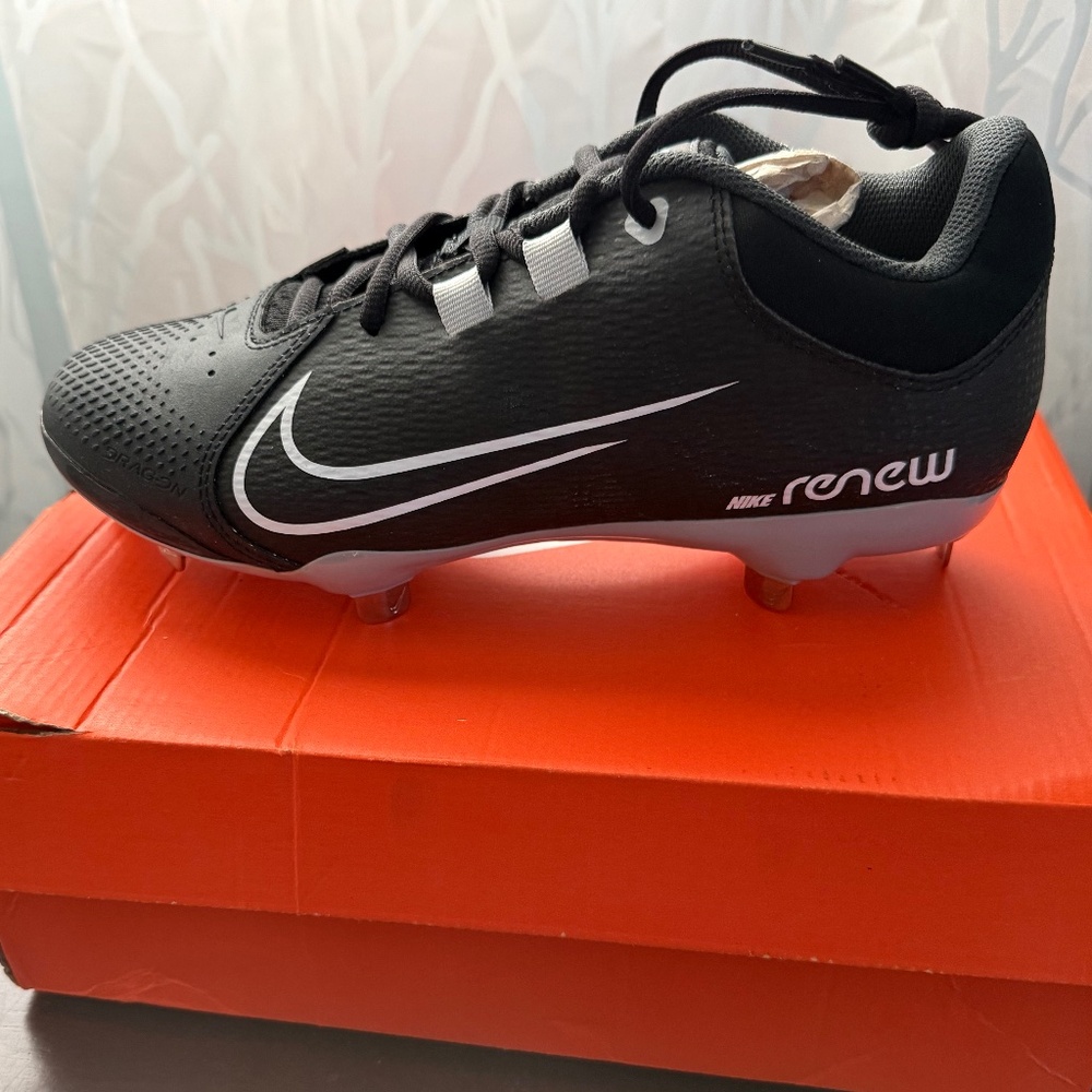 Nike softball cleats- W8-New!!!